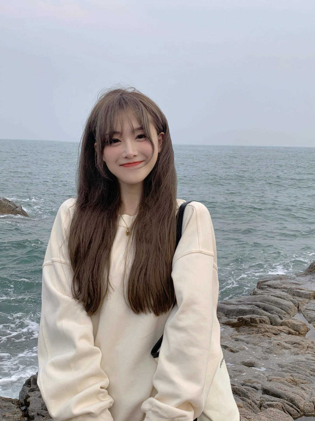 颜色|被秋天的“卫衣”美到了，搭配这三种单品，实用洋气不挑人