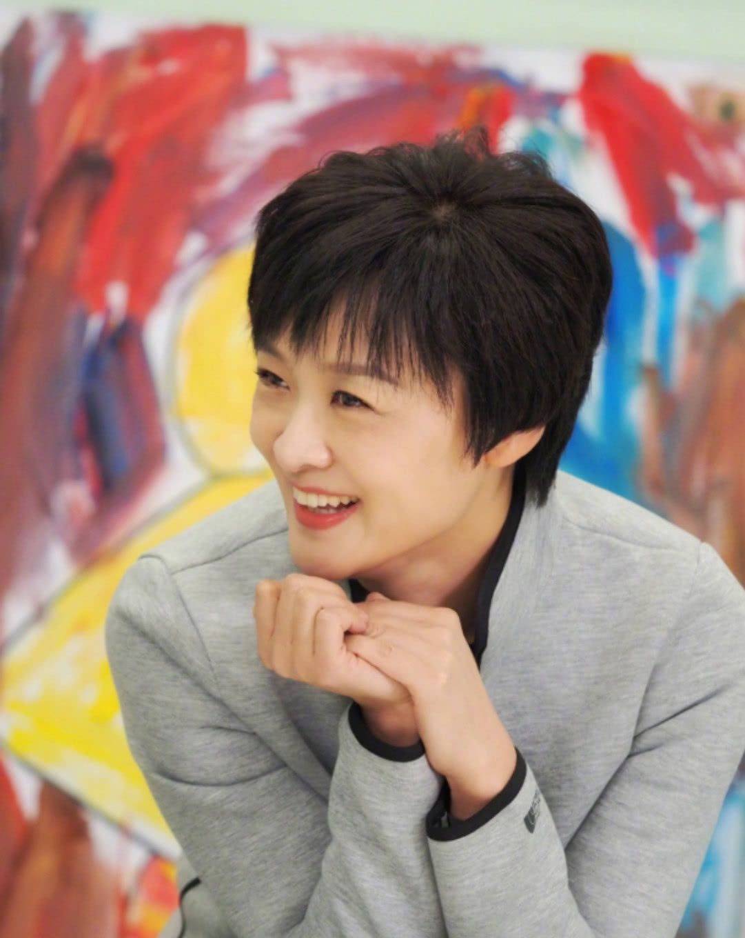 原创李小萌晒素颜照,皮肤美颜后很紧致也没皱纹,但气色憔悴状态老!