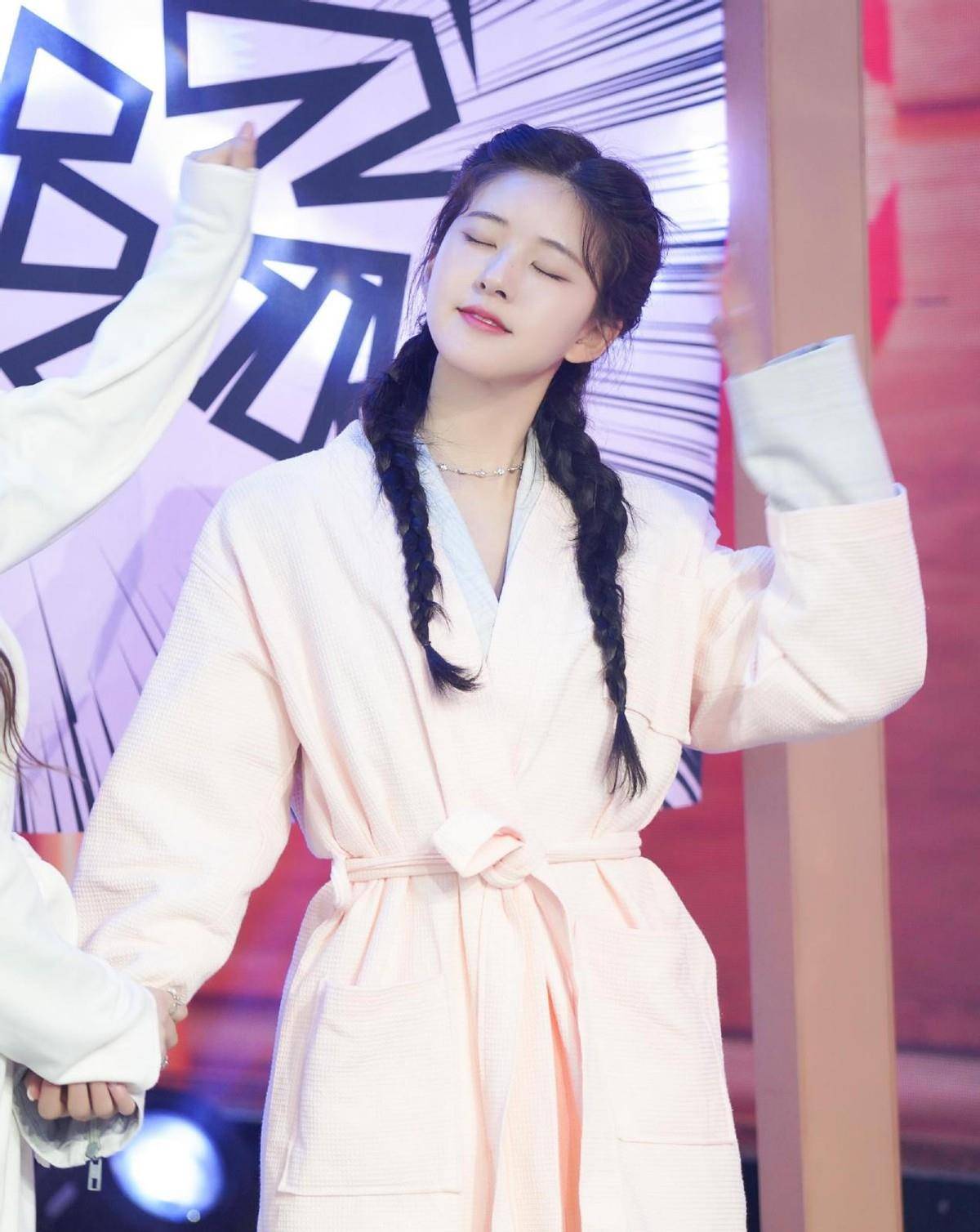 材质|“赵露思”做客雪梨直播间,两个长相甜美的大美女,太养眼了