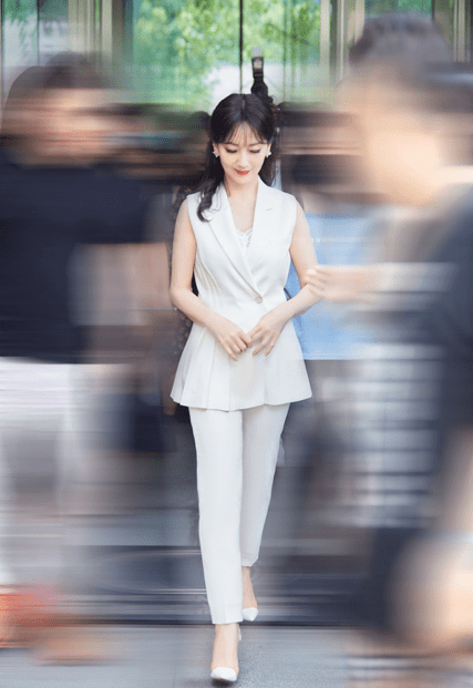 美人|岁月不败美人，67岁的赵雅芝“怼脸拍”状态依旧年轻，颜值超惊艳