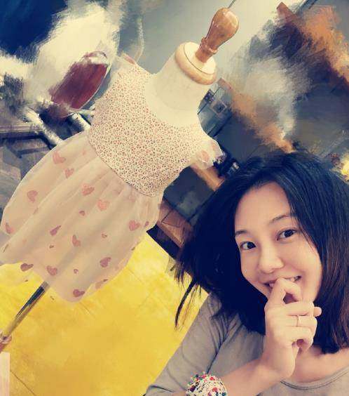 苗苗|苗苗为女儿做裙子，意外曝光家中陈设，摆放和郑恺初相识合照太甜