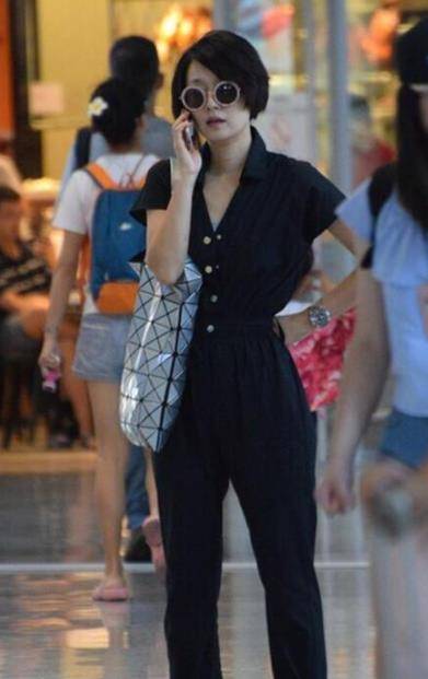 黑色|马伊琍休闲随性走机场，黑色连体裤配人字拖，背大牌包包也不违和