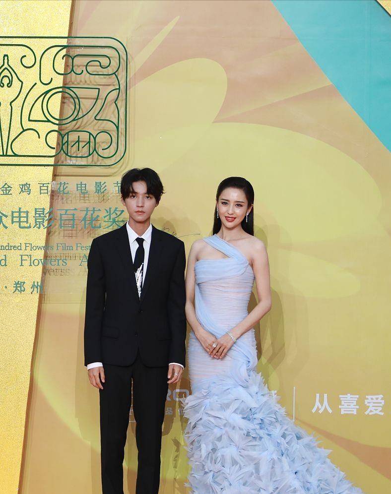 鱼尾|佟丽娅笑起来也太甜了，梨涡抢眼，穿着纱裙跟“仙女”没什么两样