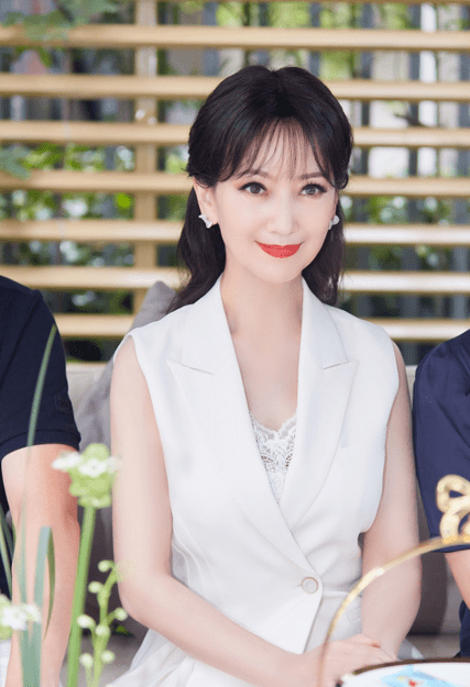 美人|岁月不败美人，67岁的赵雅芝“怼脸拍”状态依旧年轻，颜值超惊艳