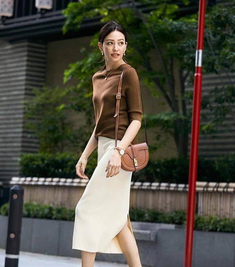 都爱|今年的鞋跟流行“穿短不穿长”,穿着舒适还显个高,难怪50+都爱