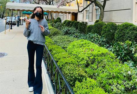 不分伯仲|邓文迪罕见晒女儿近照，光脚穿半裙，才20岁曲线跟妈巅峰不分伯仲