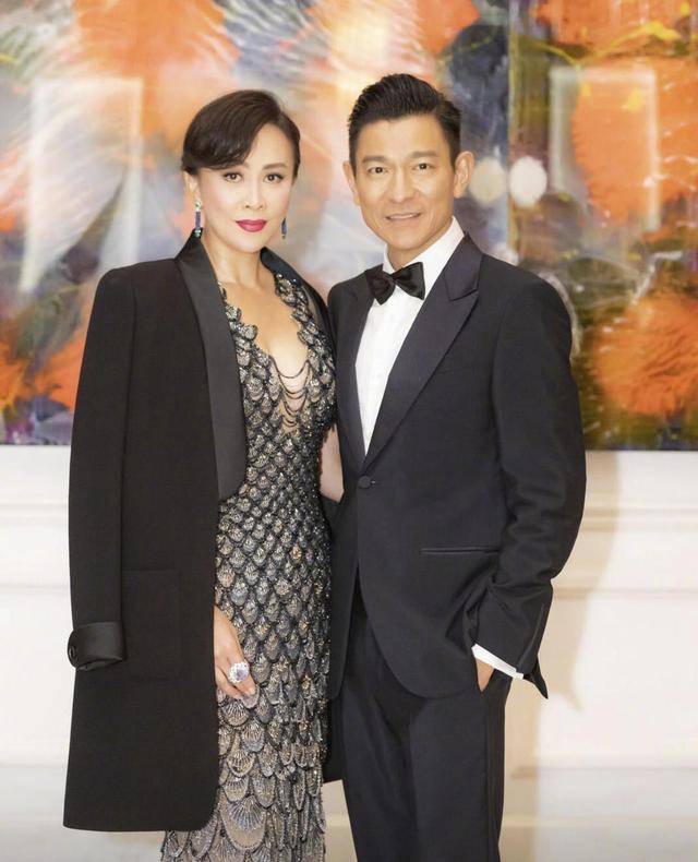 皮质|刘嘉玲气场开挂,皮外套配亮片连体装暴露“假胯宽”也不尴尬