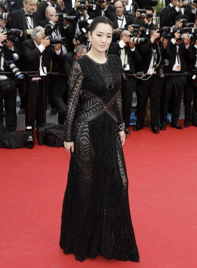 活动|又被巩俐的“女王范”惊艳,一袭黑色连衣裙优雅高贵,气场开挂
