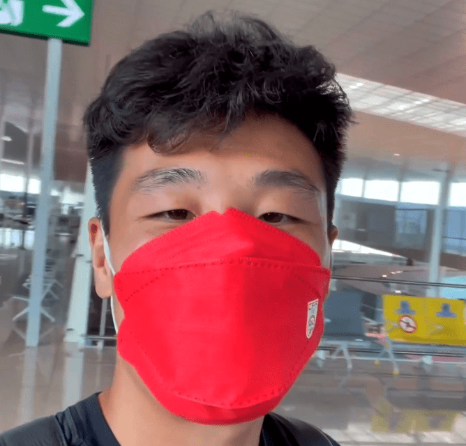 武磊|武磊抵达多哈，12强赛仍是最稳主力，空乘小姐姐花式夸国足助教