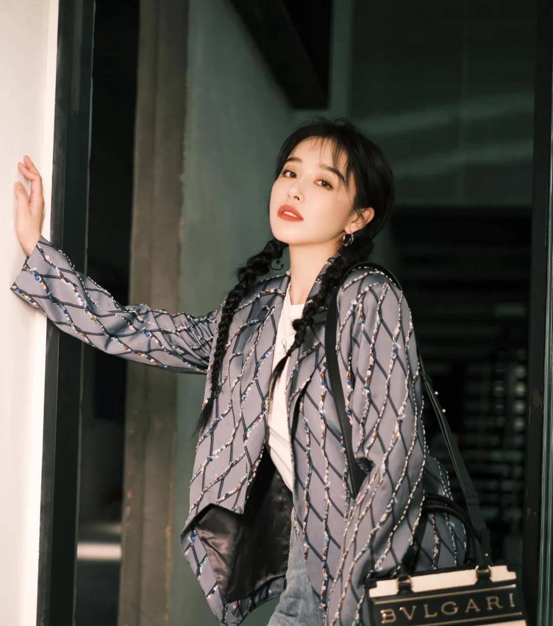 发型|明明有顶级女主脸却糊了10年？她这次终于靠复古风封神了！