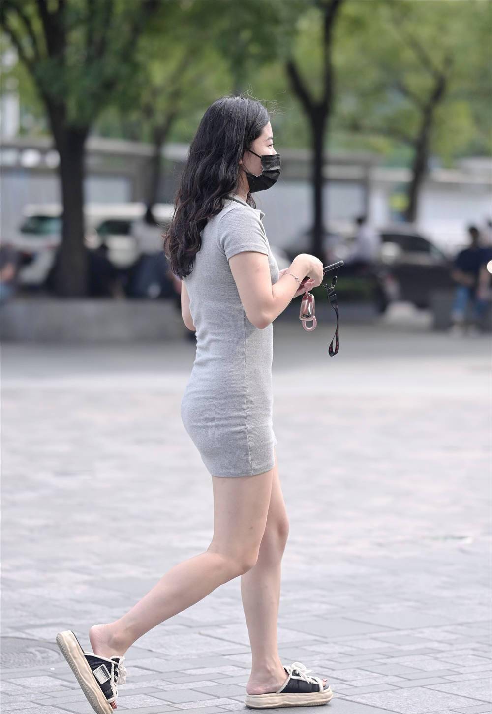 身材|紧身裙，考验时尚姑娘的身材，时尚街区不少人都会搭配