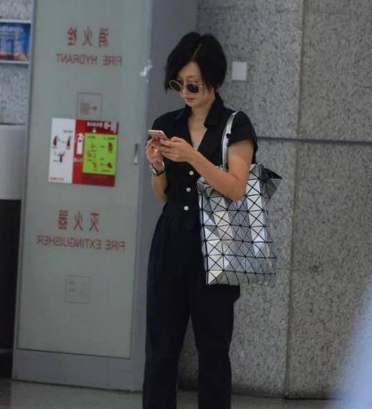 黑色|马伊琍休闲随性走机场，黑色连体裤配人字拖，背大牌包包也不违和