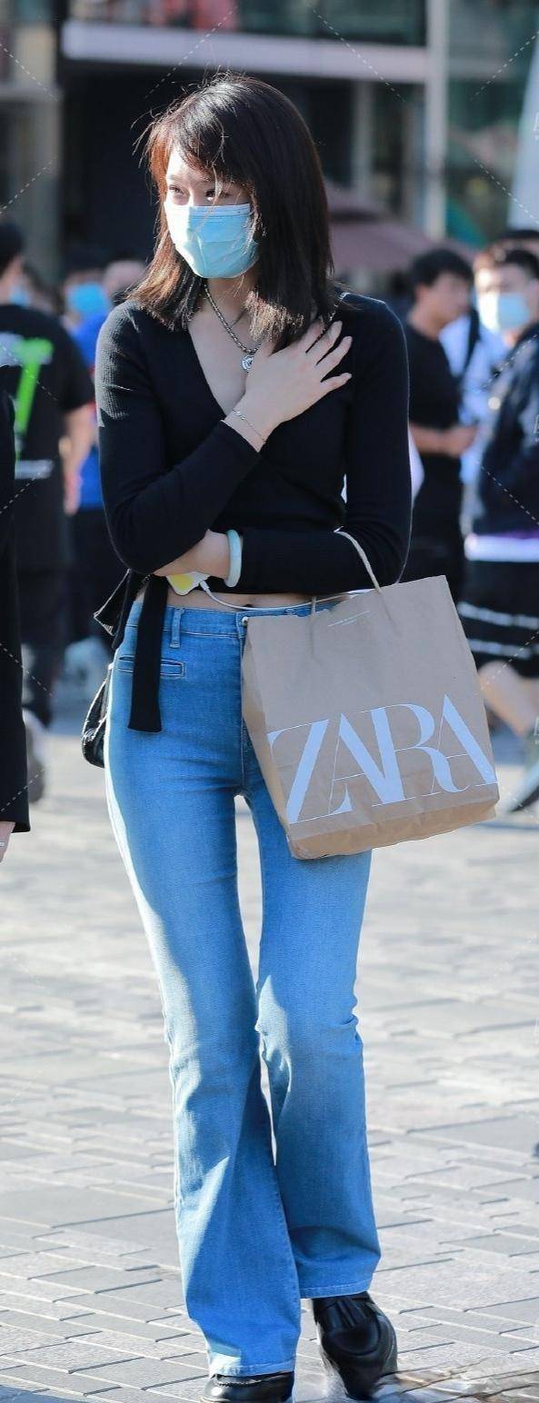 卫衣|初秋牛仔裤这样穿,时髦又个性,还很显身材