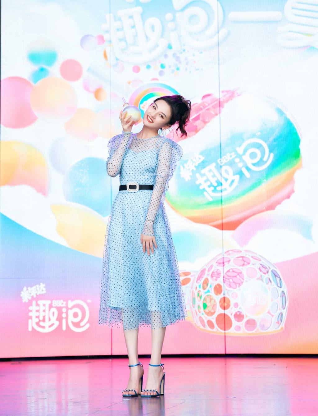 长度|宋祖儿穿复古裙致敬“乔四美”，腰间挂一根黑绳提升腰线，显腿长