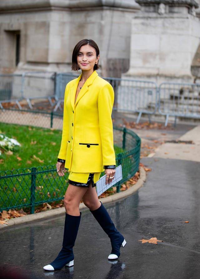 黑色|别再为服装乱搭颜色了，让黑色黄色加以结合，呈现低调又张扬的美