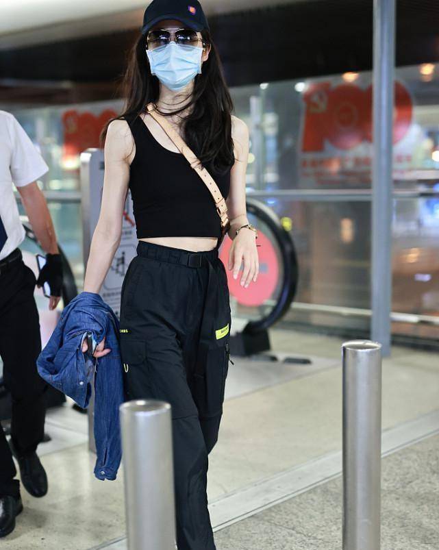 女孩子|韩雪把露脐上衣穿出高级感，配工装裤看不出赘肉，气质太飒了