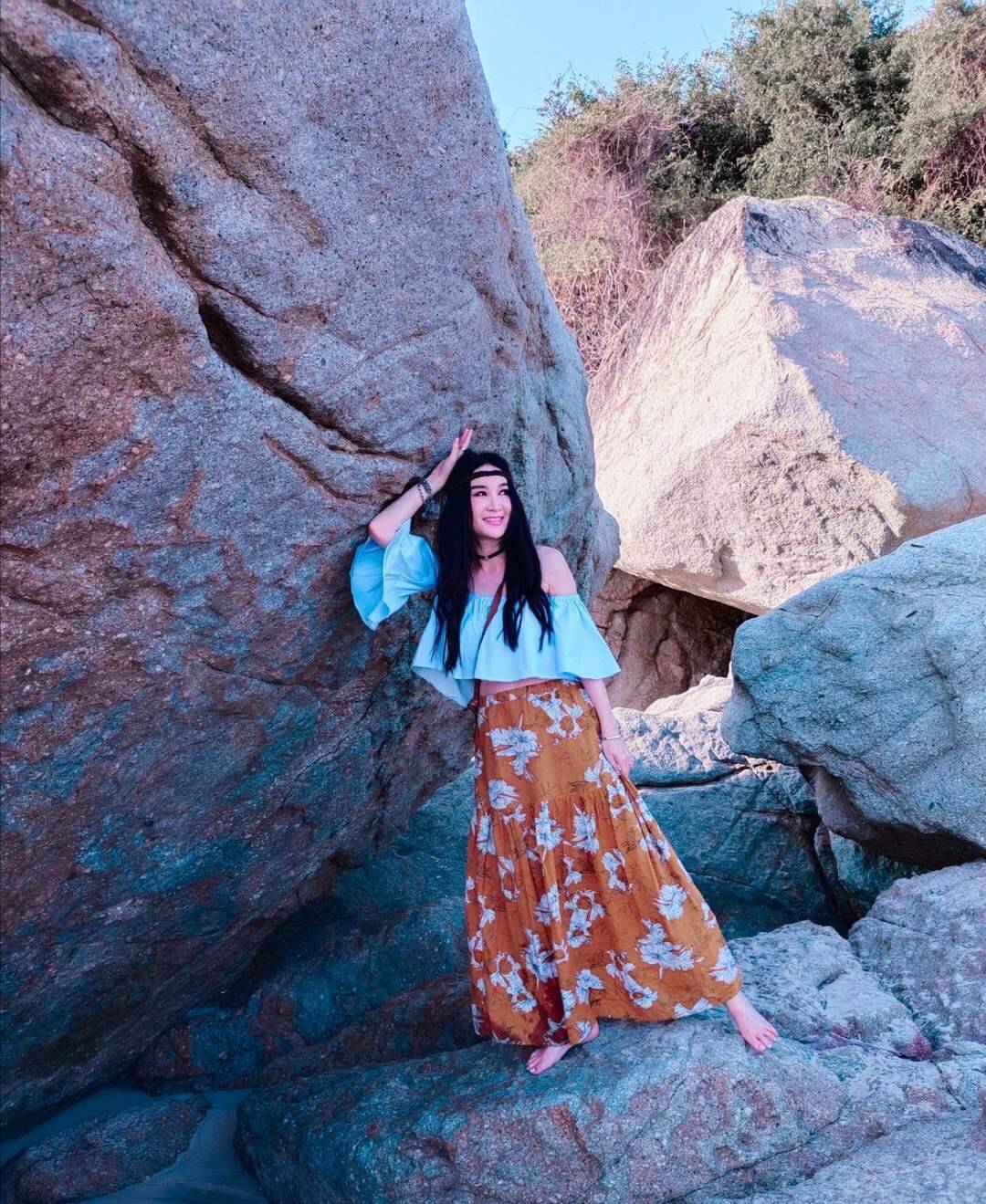 设计|温碧霞越老越时髦,穿粉色T恤不算啥,还学小姑娘玩“下衣失踪”