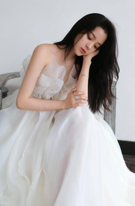 显得|欧阳娜娜穿吊带装难掩高低身段, 网友 才17岁就发育这么好