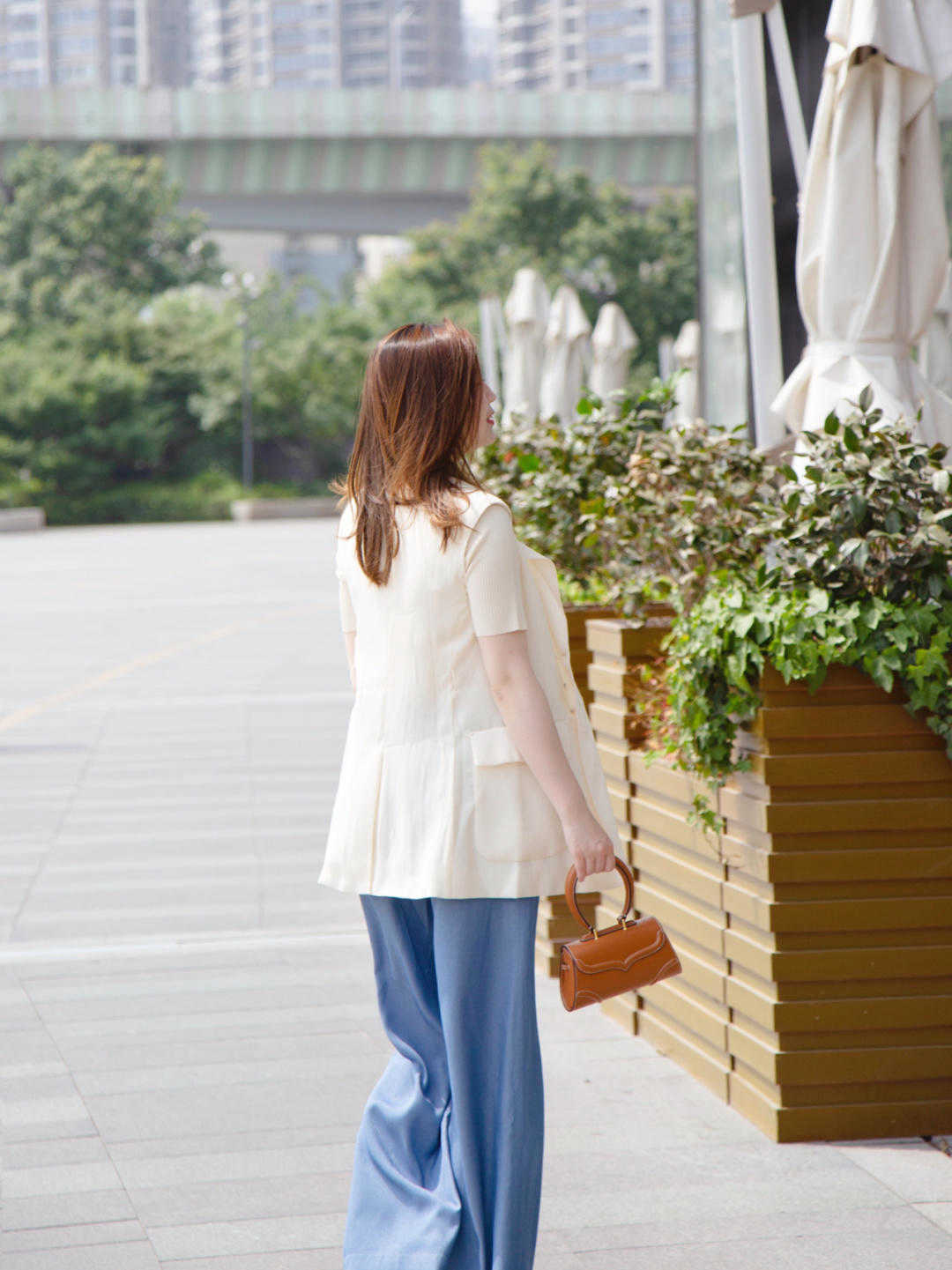 条纹|早秋，“阔腿裤”的高级穿法是这样的，搭配衬衫利落又时髦