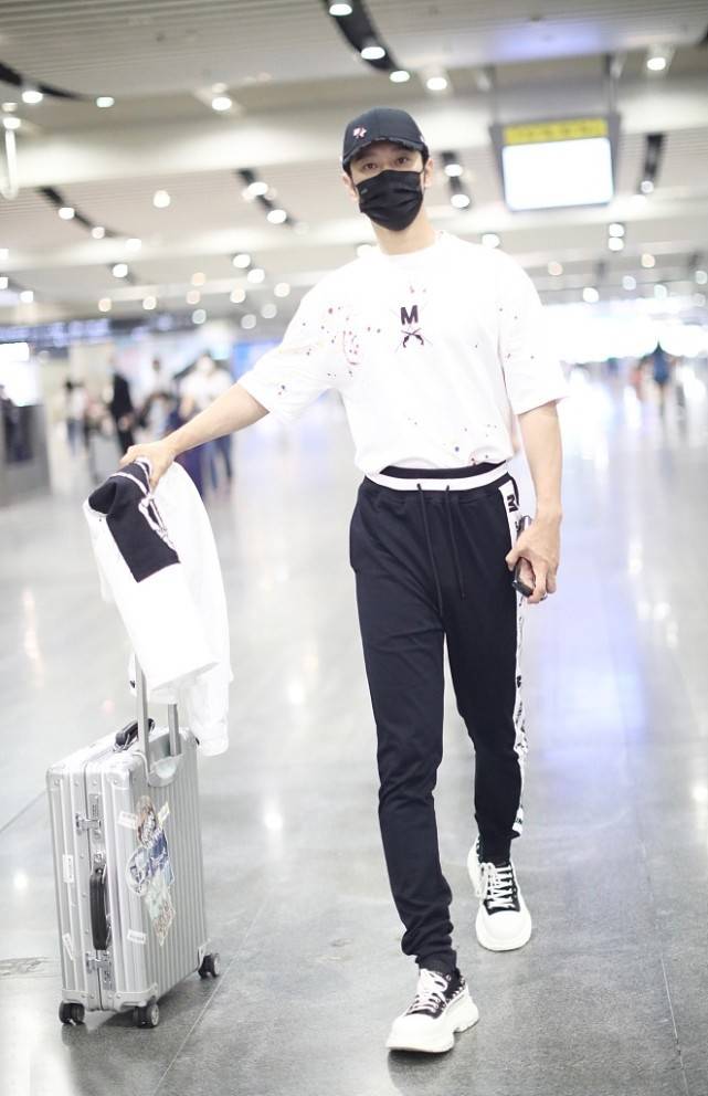 身材|44岁黄晓明不再“油腻”，运动裤造型青春潮流，这简直是搭配模板