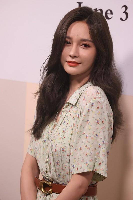 头发|沈梦辰改变风格走淑女风，身着雪纺小碎花长裙，头发微卷温柔知性