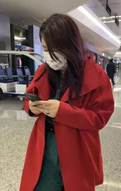 杨天真|杨天真现身机场,一身红配绿难掩大肚子像孕妈,头发凌乱很豪放!