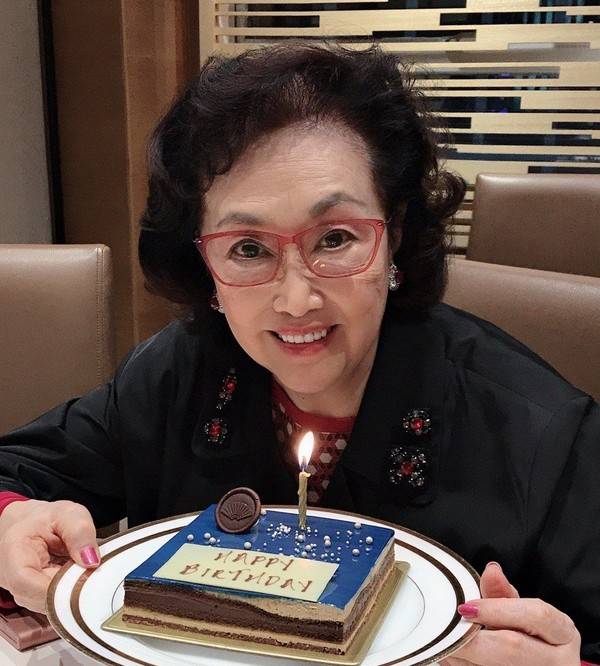 谢贤|林青霞罕见现身圈内聚会，瘦22斤容光焕发，谢贤73岁原配美貌抢镜？