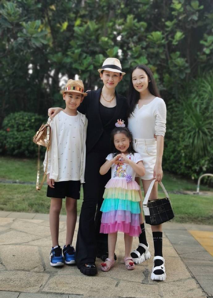 厚底|赵文卓妻女出游大女儿最抢镜，才14岁腿细又长，像开了拉长滤镜