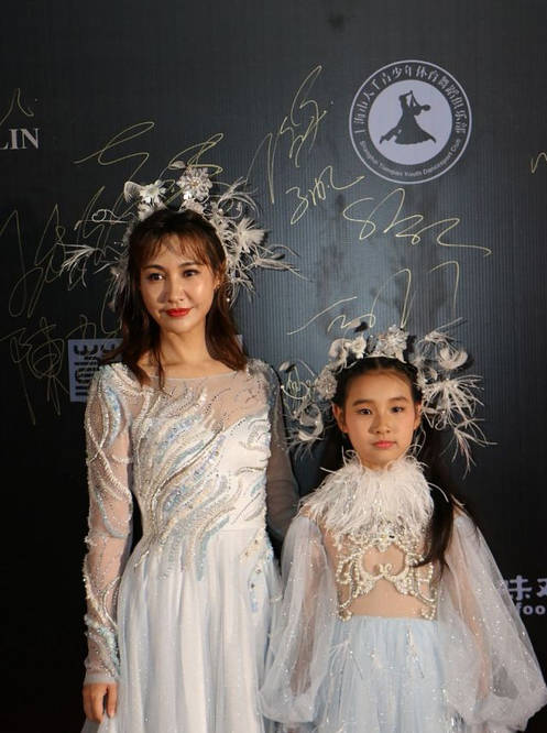 严重|杨雪出山现身时装周,生图曝光卡粉严重,脸颊肿胀与精修差别太大?