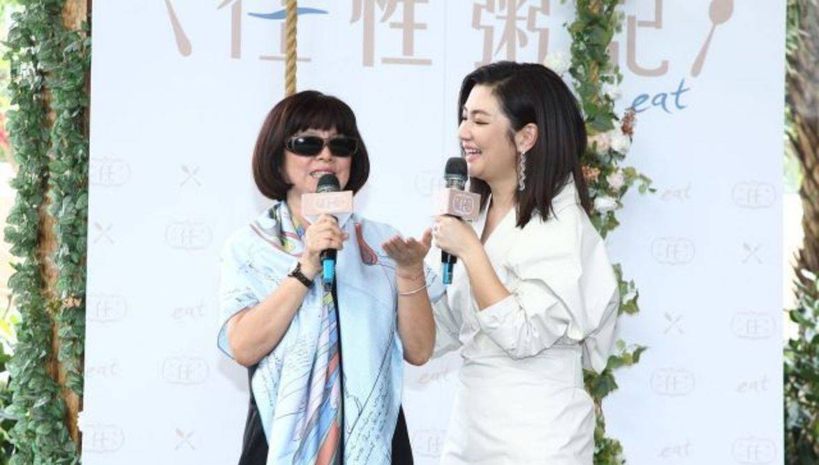 任家萱|Selina罕见携妈站台，妈妈穿郭晶晶同款99块飞跃，高调支持国货！