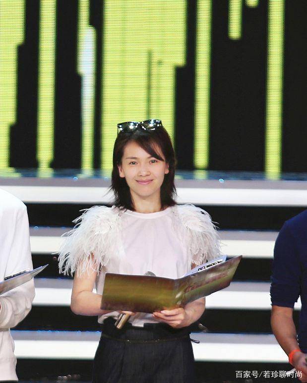 服装|刘涛活得太通透了,选的服装高级不装嫩,而且不化妆就出来了