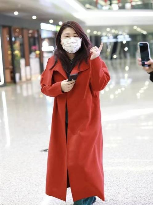 杨天真|杨天真现身机场,一身红配绿难掩大肚子像孕妈,头发凌乱很豪放!