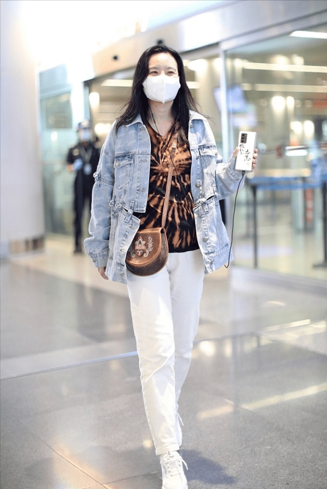 私下里|唱“忐忑”火了的龚琳娜,私下里十分淳朴,穿搭打扮似素人