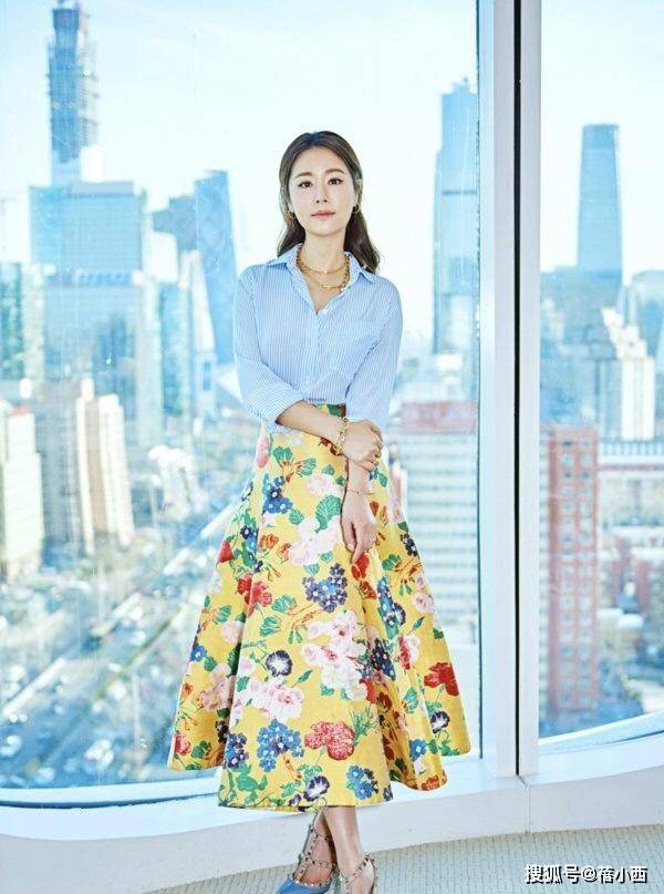 霍建华|霍建华的老婆林心如又美出圈了，穿白色蕾丝拼接连衣裙，气质惊艳