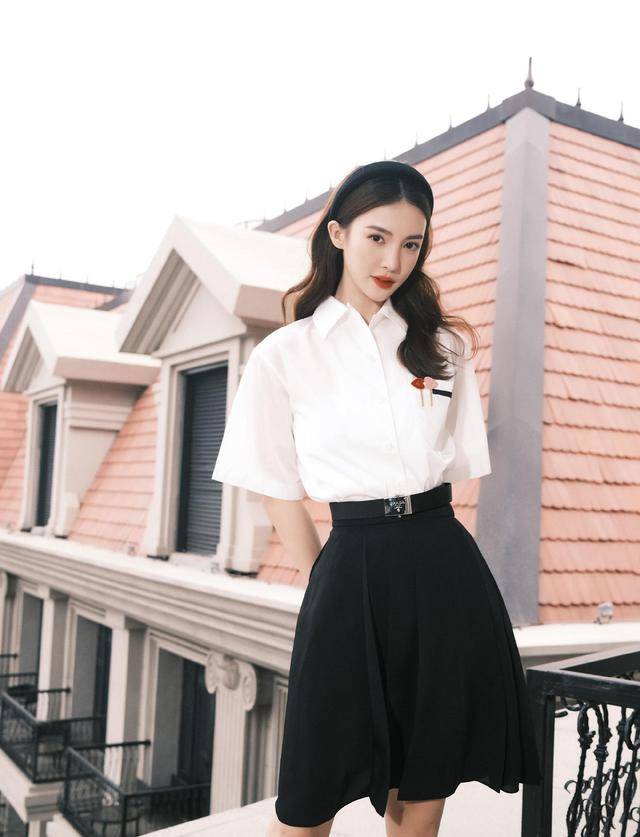 个性|金晨真是越来越会穿了,简单牛仔连衣裙穿出满屏时尚感,美得高调