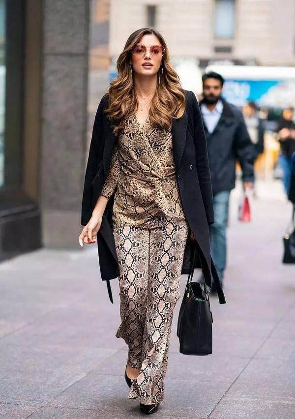 主仆|金卡戴珊与希尔顿大小姐笑着合影!一身灰气质高雅,主仆CP真好磕