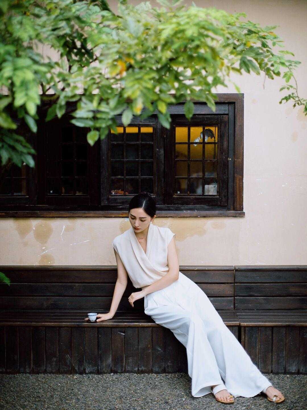 毛衣|25、35岁的女性穿衣不要太花哨，建议几个基础款，提高气质与颜值