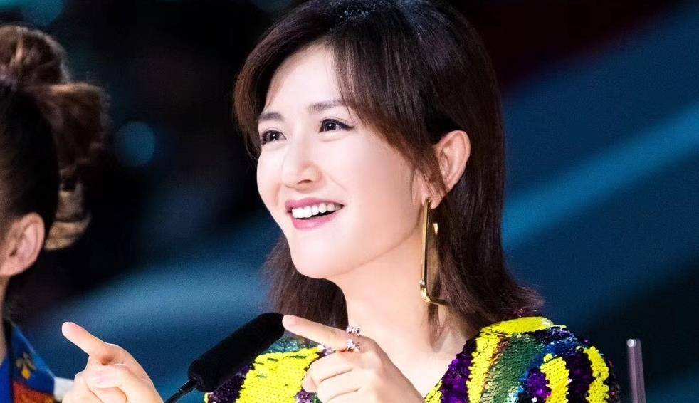 因为|谢娜险些摔倒，Justin展现男友力一把护住，这是坐腿上了吗