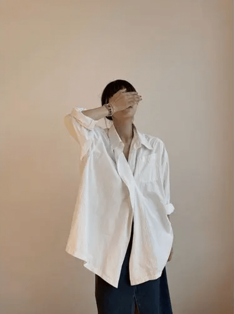 经典|28年前巩俐的“白衬衫＋小黑裤”太经典，周韵靠它也美得惊艳时光