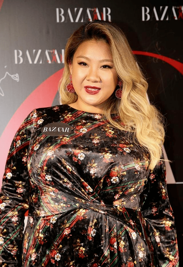 整体|180斤的郑欣宜美得惊艳！穿印花连衣裙配长卷发，简直是大码超模