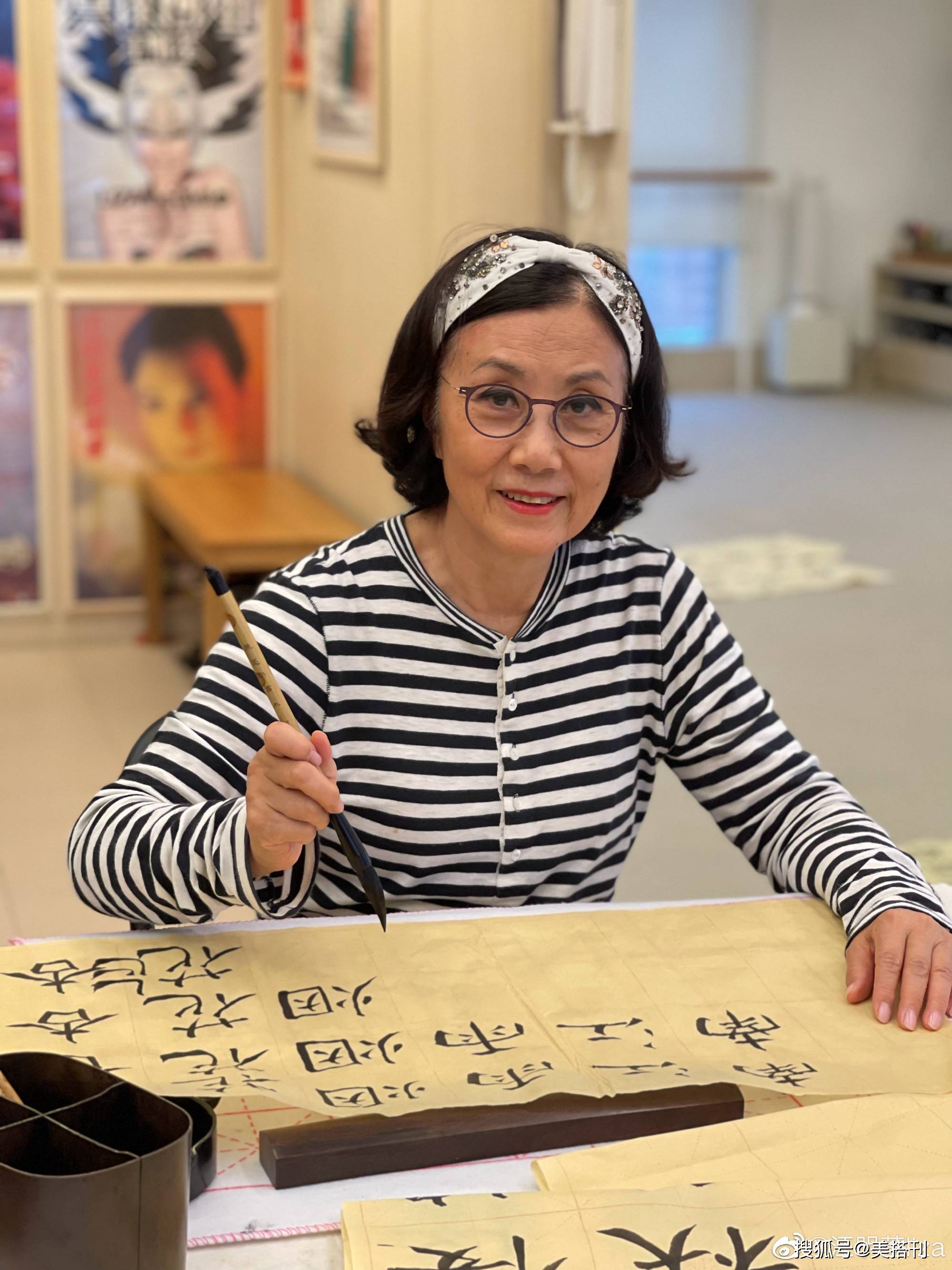 保养|74岁汪明荃气质不一般，“病号服”穿出高级感，网友：保养得真好
