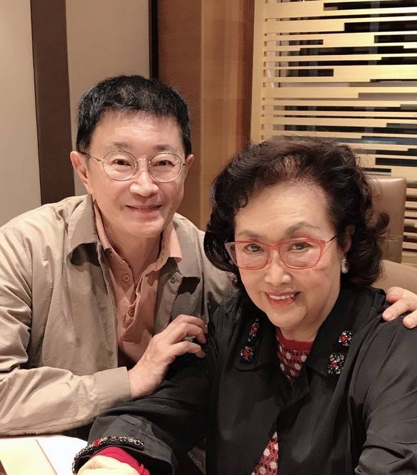 谢贤|林青霞罕见现身圈内聚会，瘦22斤容光焕发，谢贤73岁原配美貌抢镜？