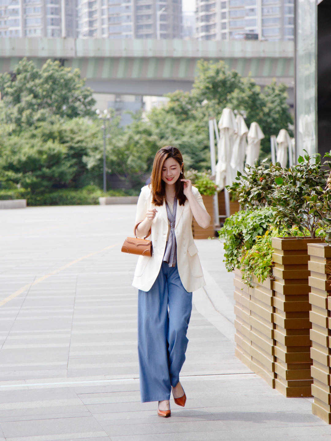 条纹|早秋，“阔腿裤”的高级穿法是这样的，搭配衬衫利落又时髦