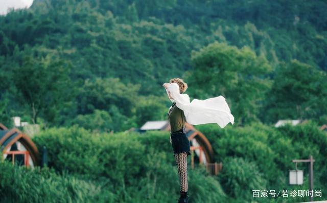 小姑娘|快50岁的宁静可真开放，超短头发配“叶子袜”，小姑娘都没她时髦