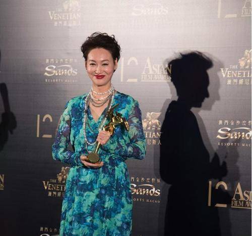 样式|惠英红美得不张扬，穿低调色礼服气质温婉，戴“大片”项链更吸睛