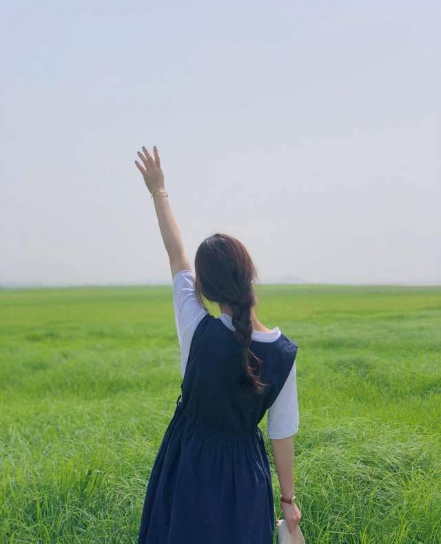 整体|秋天裙装怎么穿好看?短袖上衣配半身裙简约高级,提升气质又显白