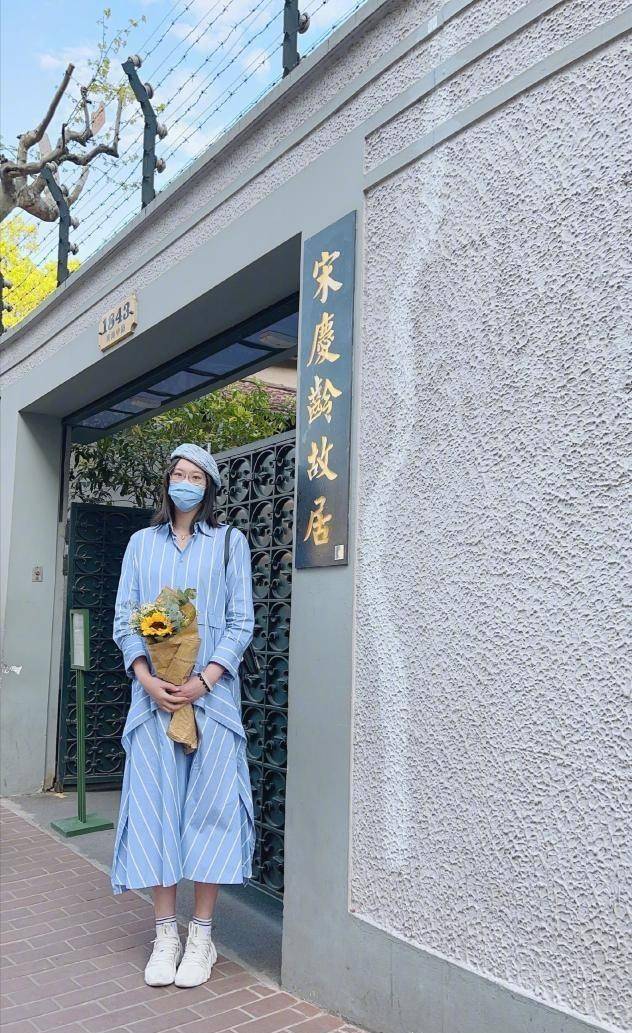 大气|惠若琪生女儿后逆生长！一袭印花裙美艳又大气，气质不输女明星