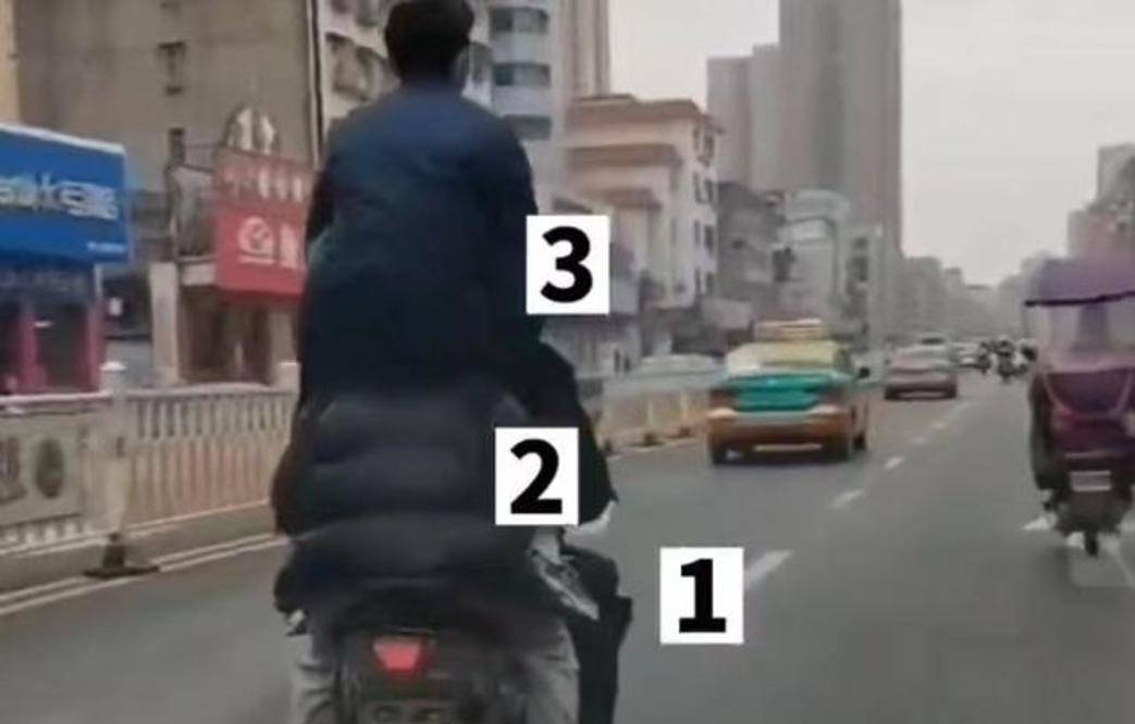 张家界街头上演“叠罗汉”，电动车上3个人，网友：以为是印度