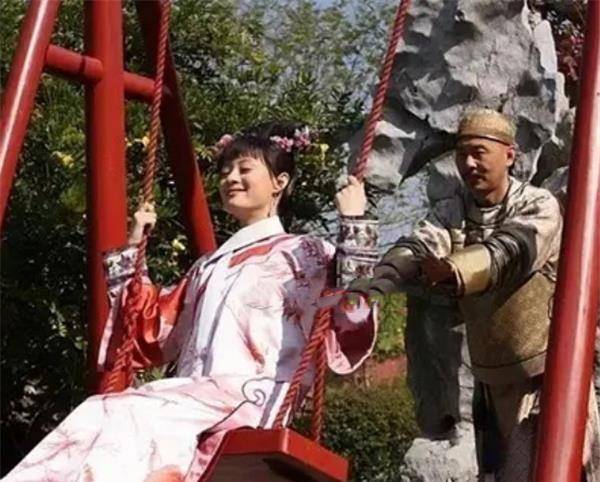 鞠婧祎|女星剧中荡秋千，杨紫开心，鞠婧祎唯美，看到关晓彤：不怕摔了吗