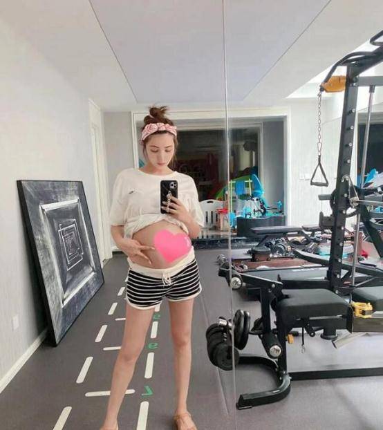 图片|麦迪娜挺大肚与姜潮同健身,大肚似怀双胞胎